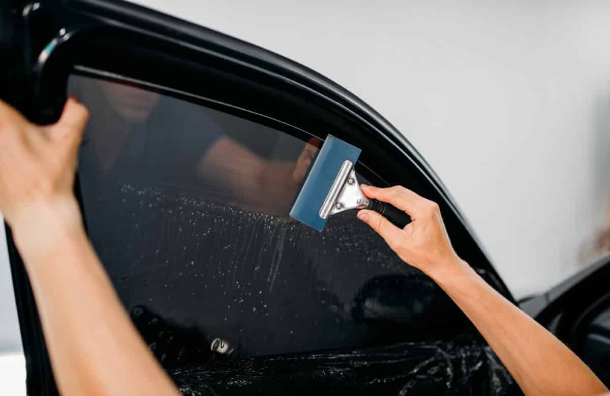 Εφαρμογή πέρασμα tint αντιηλιακή μεμβράνη αυτοκινήτου