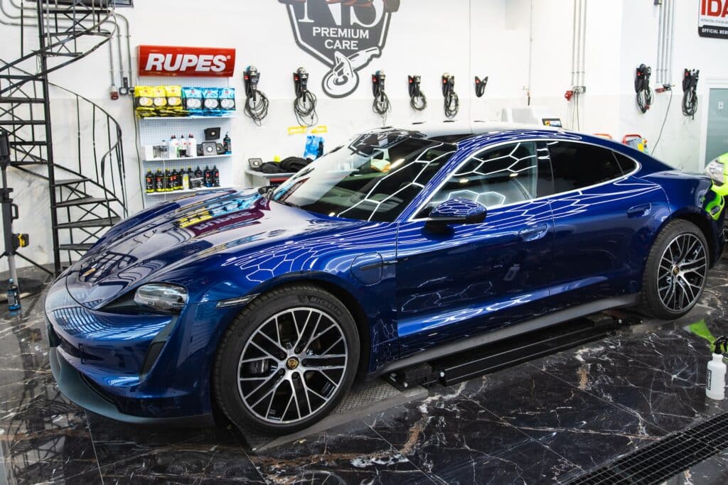 Detailing σε Μπλε Porsche σε Κέρωμα Αυτοκινήτου